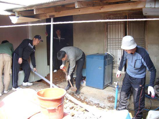 지난 5월 고북 독거노인 집 고처주기사업에 참여해 구슬땀을 흘리고 있는 새서산로타리클럽 회원들~