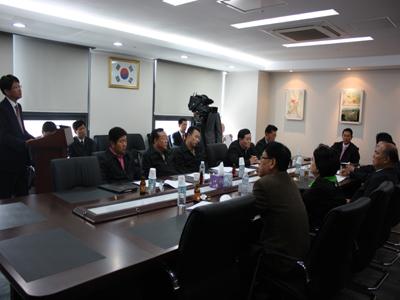 천안시의회 산업건설위원회 의원들이 천안헤르메카개발 관계자로부터 추진상황보고를 받고 있다.